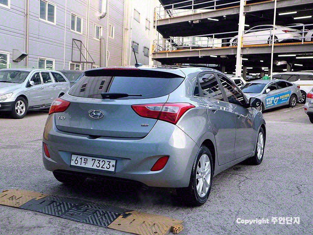 HYUNDAI i30 - Vista 7