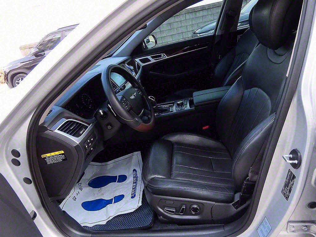 HYUNDAI Genesis - Vista 5