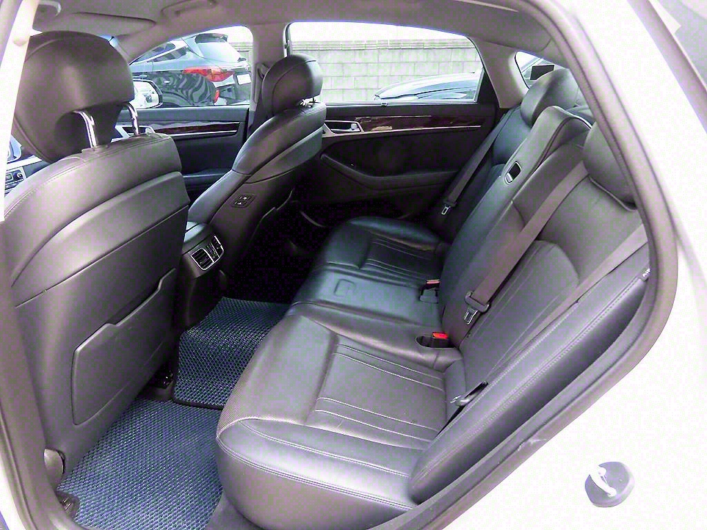 HYUNDAI Genesis - Vista 6