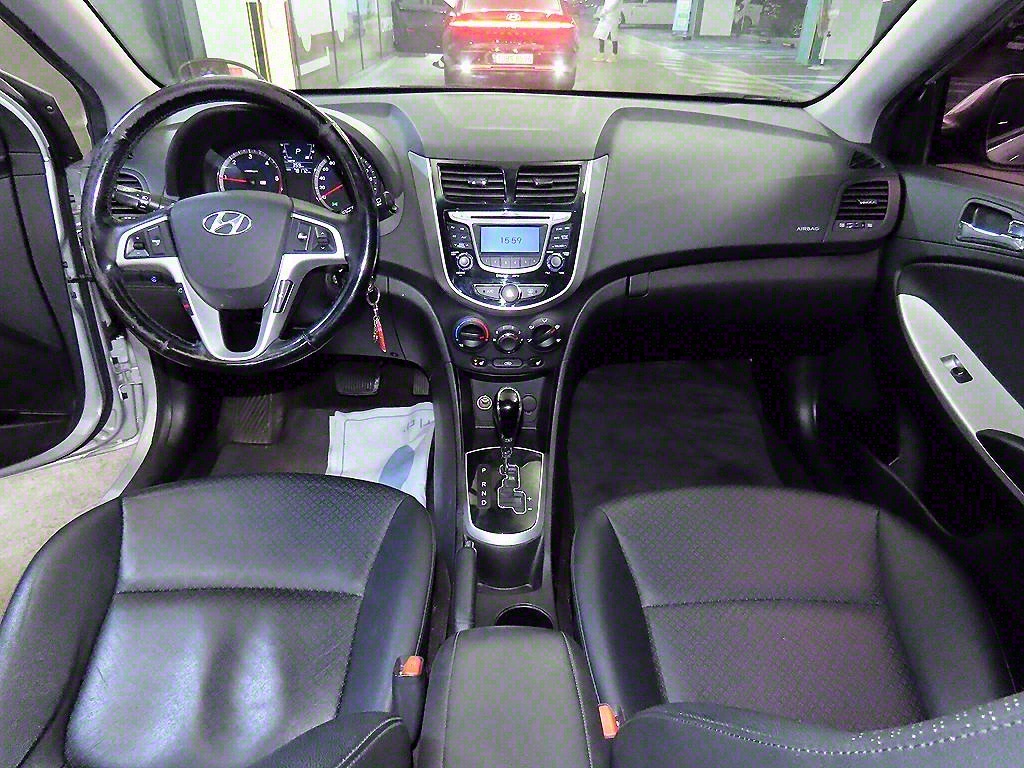 HYUNDAI Accent - Vista 10