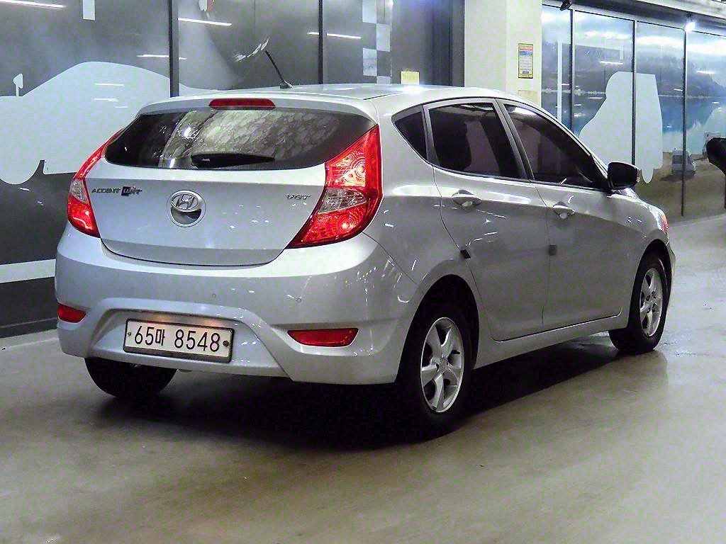 HYUNDAI Accent - Vista 4