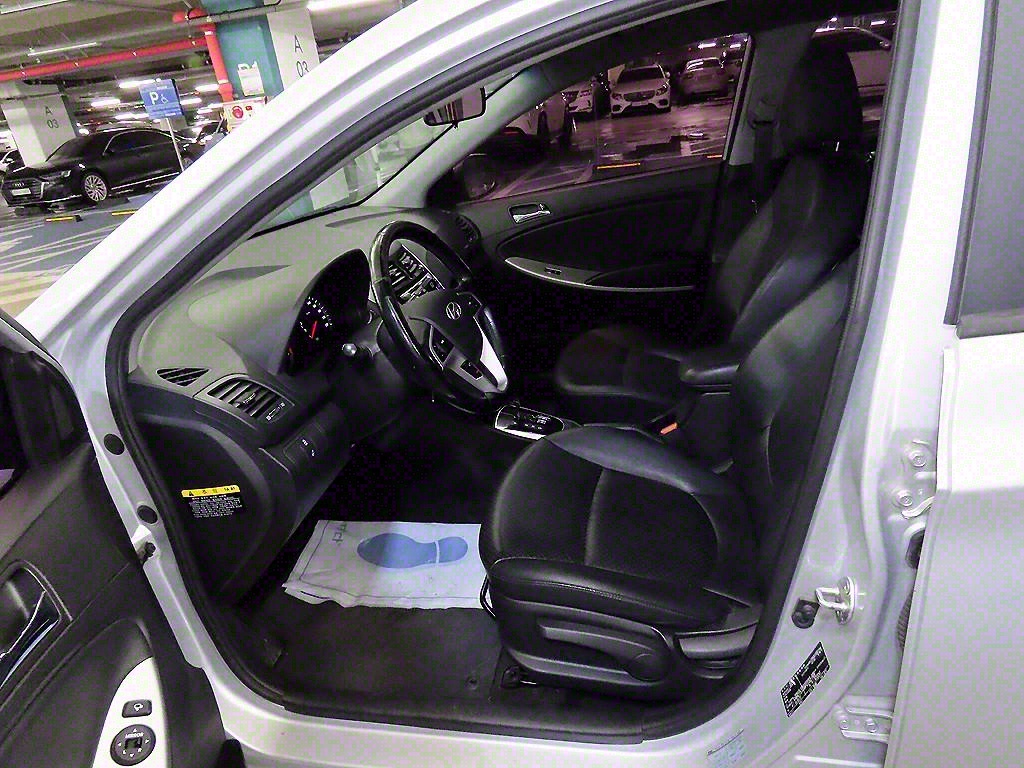 HYUNDAI Accent - Vista 6