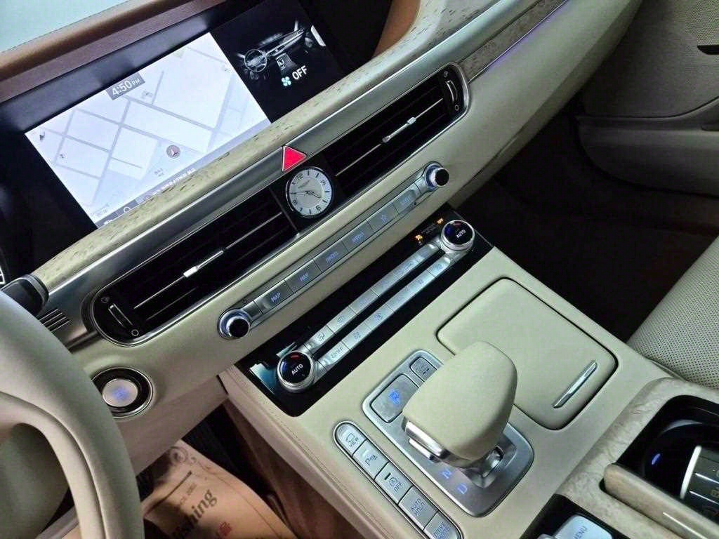 Genesis G90 - Vista 10