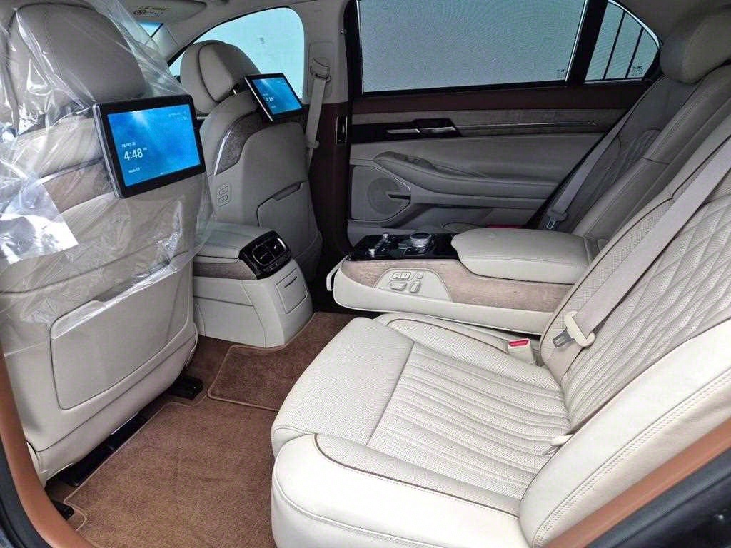 Genesis G90 - Vista 12