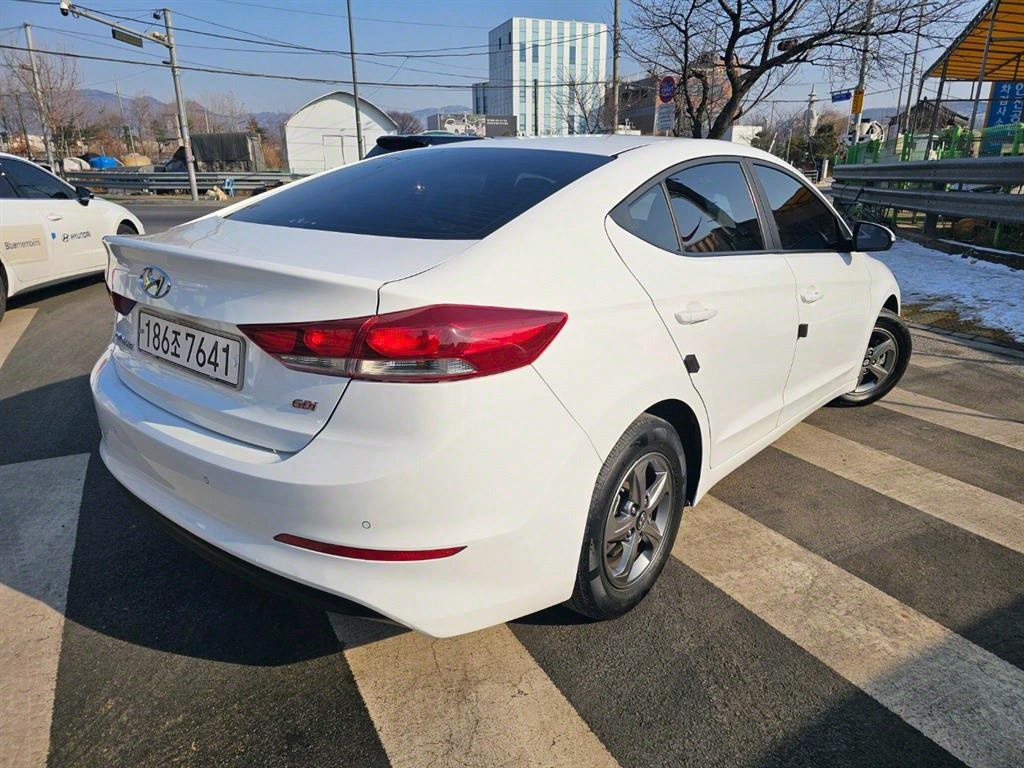 HYUNDAI Avante - Vista 6