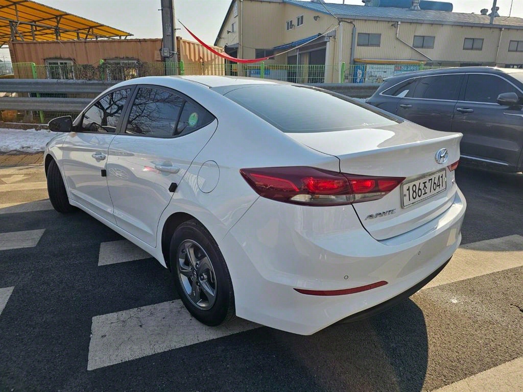 HYUNDAI Avante - Vista 4