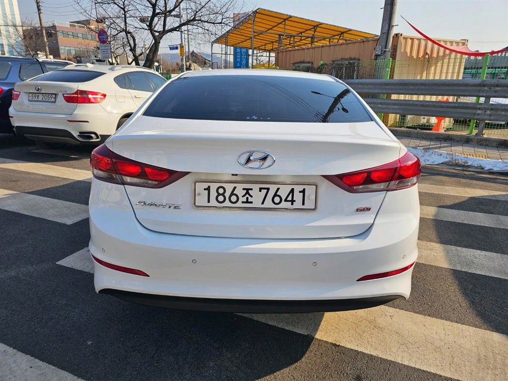 HYUNDAI Avante - Vista 5