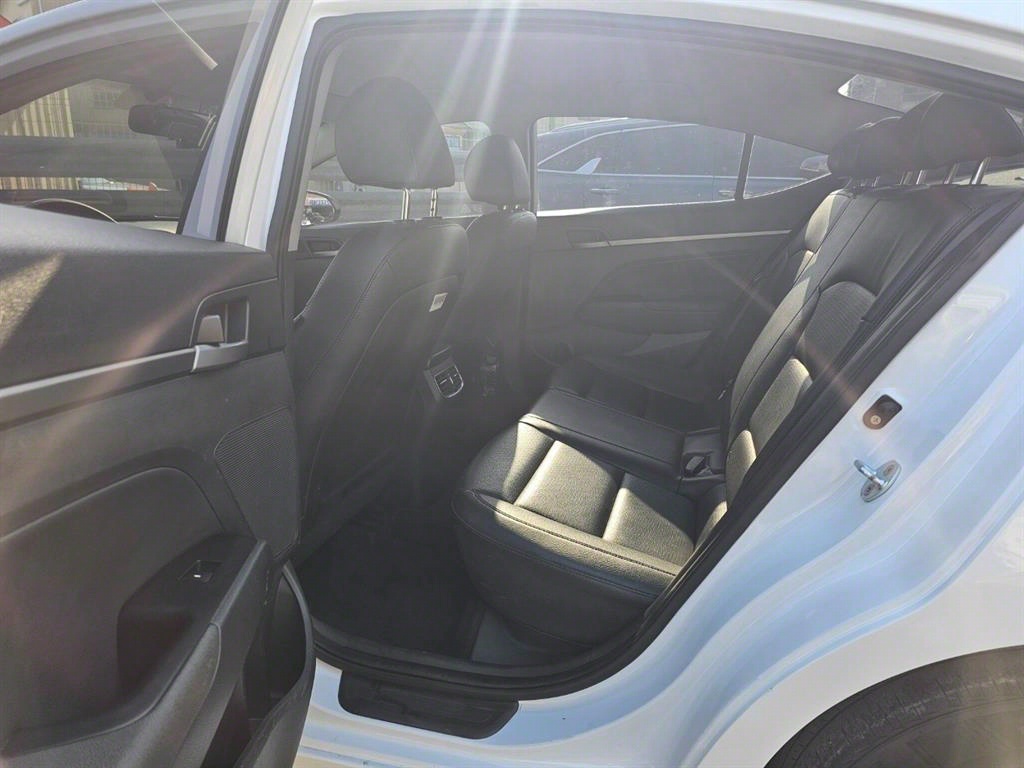 HYUNDAI Avante - Vista 11