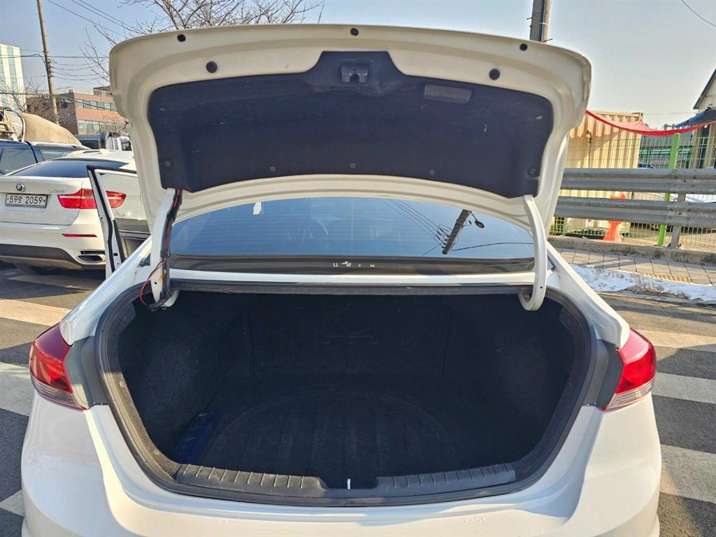 HYUNDAI Avante - Vista 12