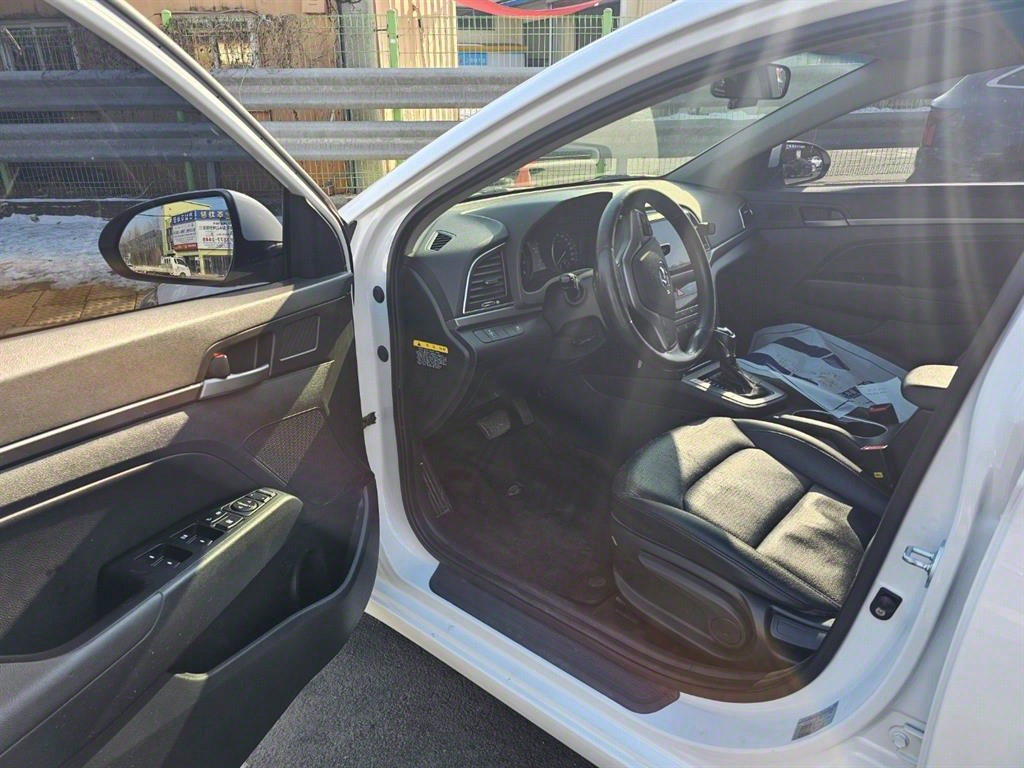 HYUNDAI Avante - Vista 9