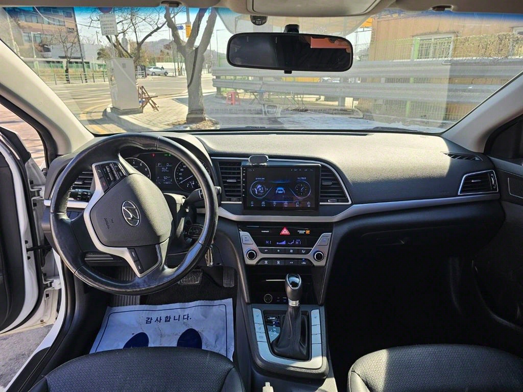 HYUNDAI Avante - Vista 12