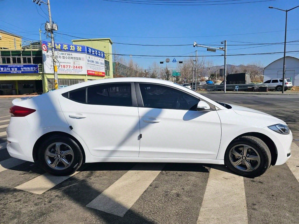 HYUNDAI Avante - Vista 7