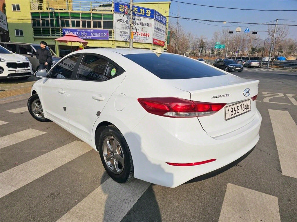 HYUNDAI Avante - Vista 4