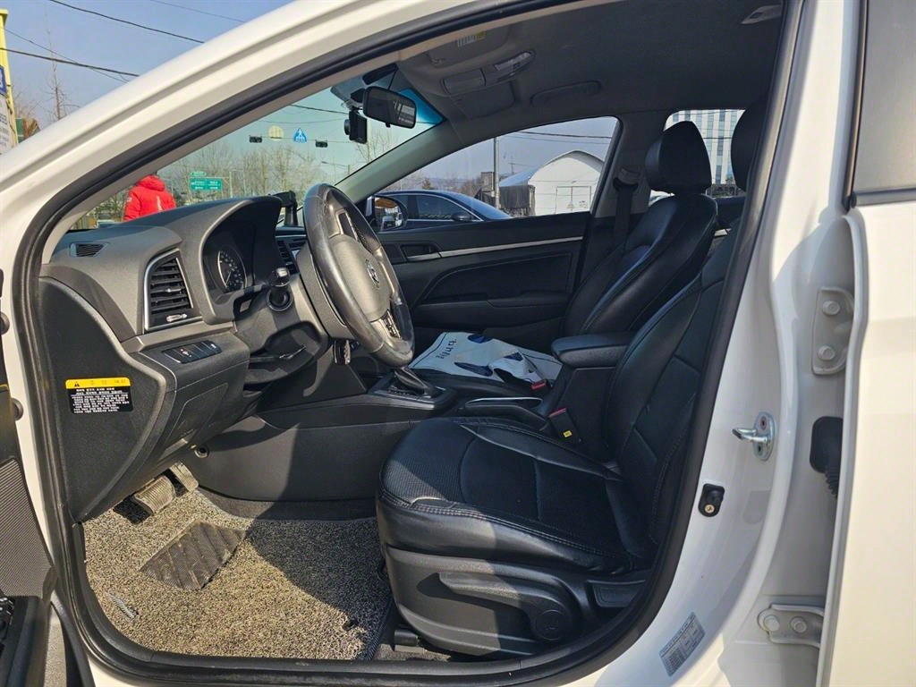 HYUNDAI Avante - Vista 10