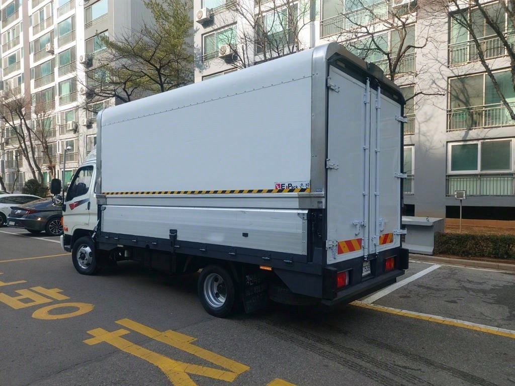 medium and large cargo truck - Vista 5
