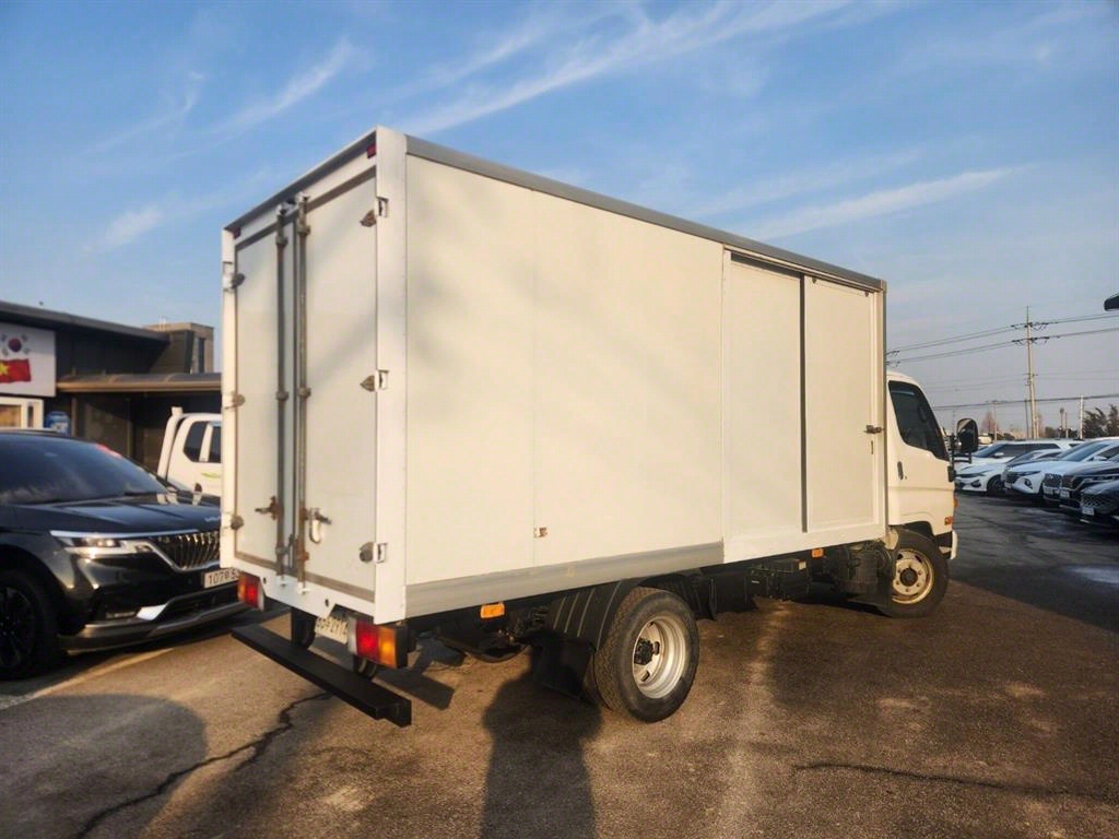 medium and large cargo truck - Vista 6