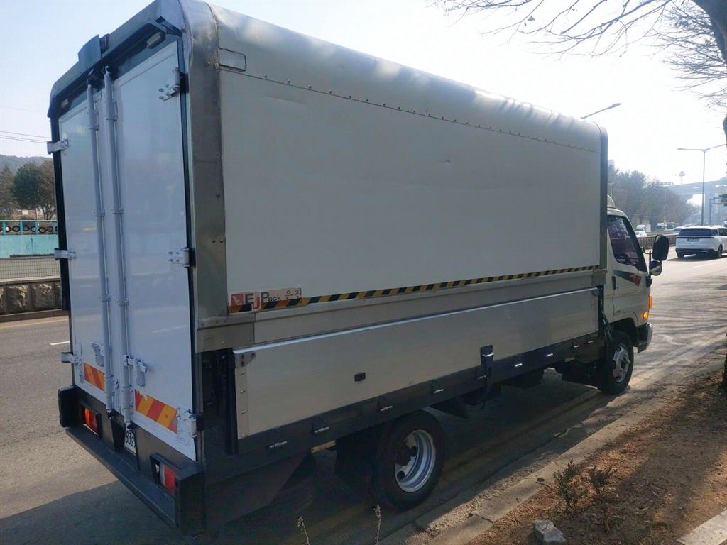 medium and large cargo truck - Vista 6