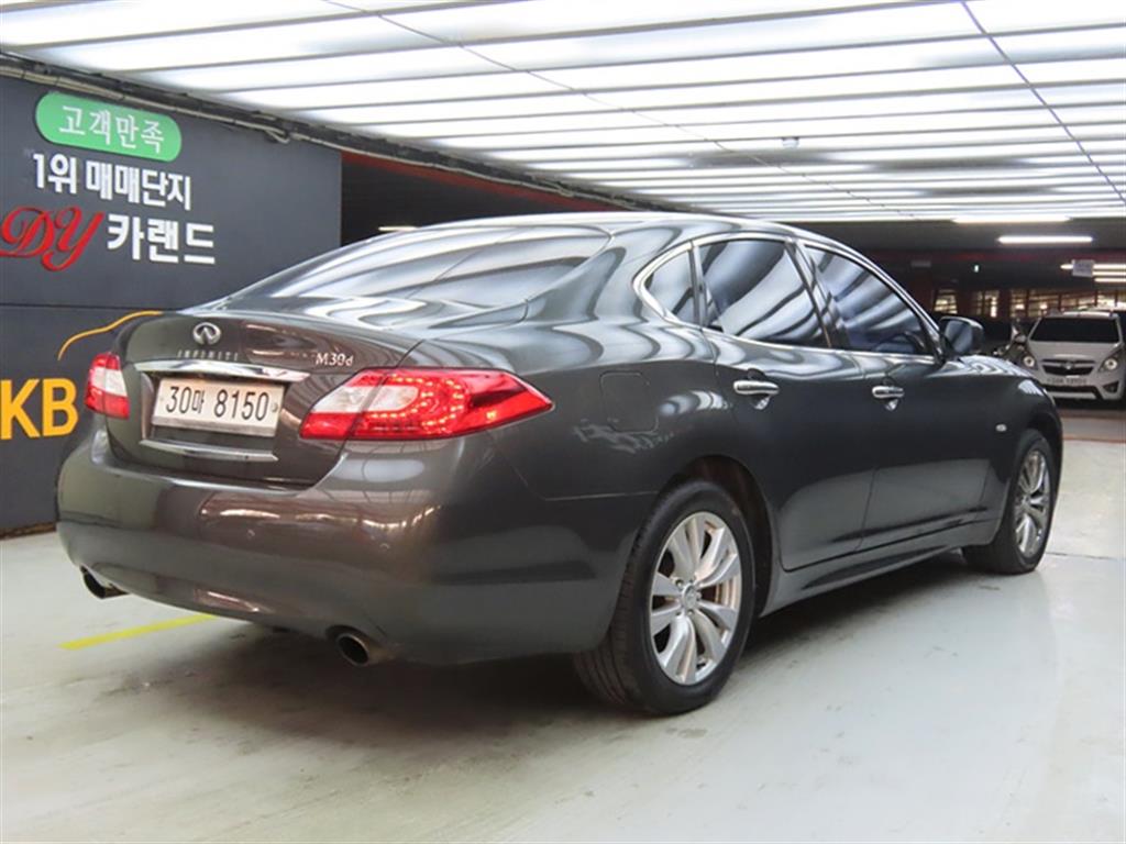 Infiniti M - Vista 4