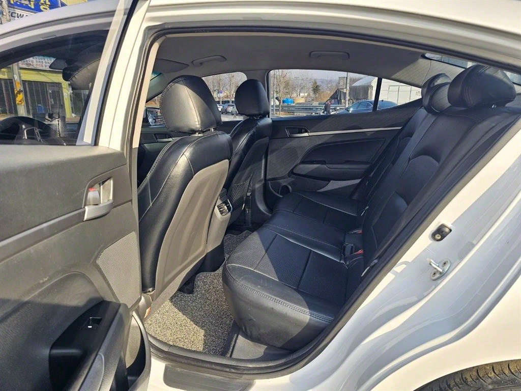 HYUNDAI Avante - Vista 11