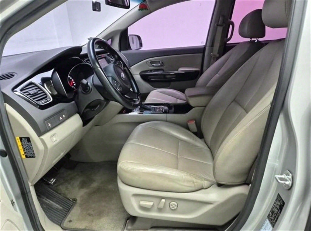 KIA Carnival - Vista 11
