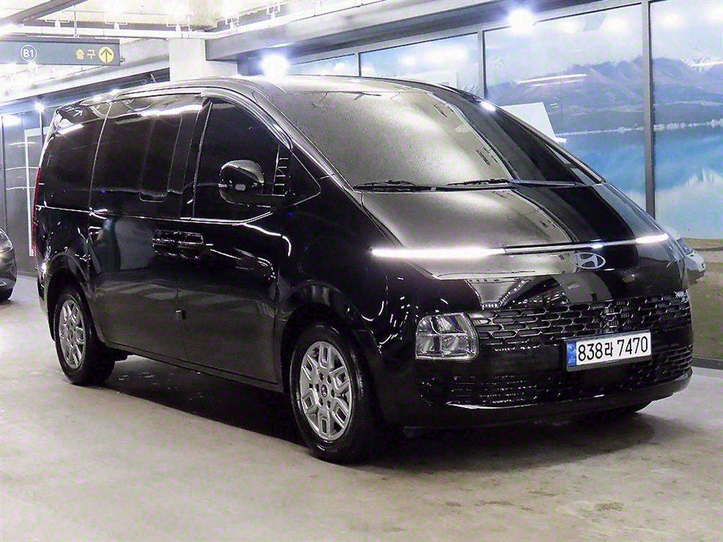 HYUNDAI Staria