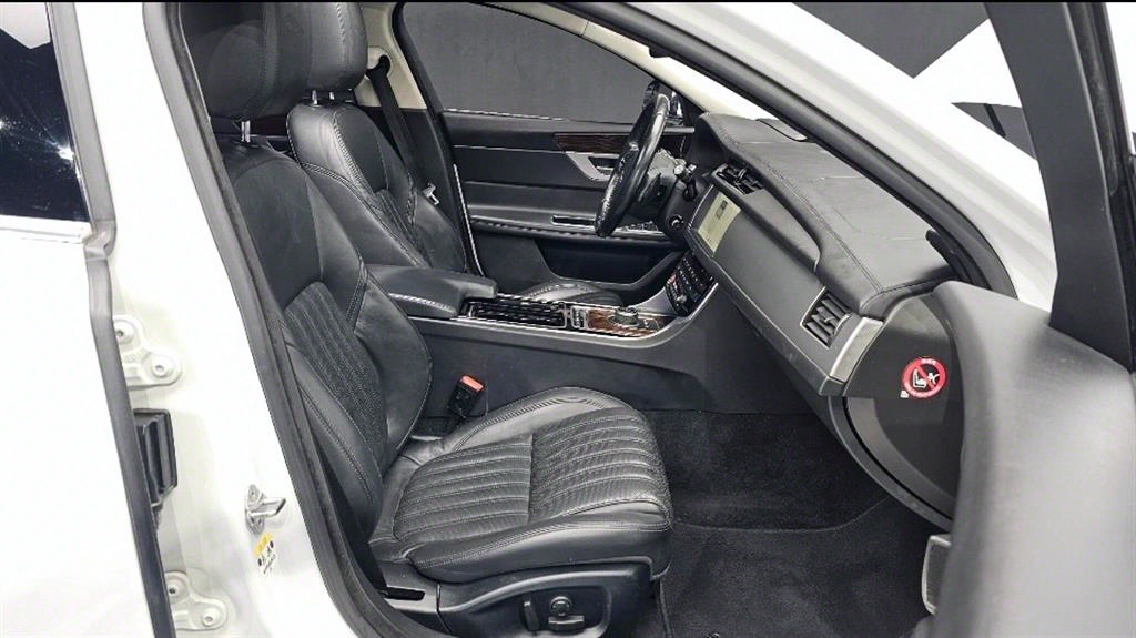 Jaguar XF - Vista 10