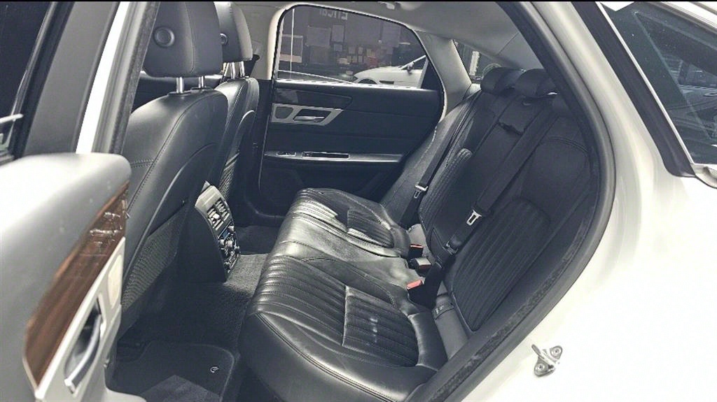 Jaguar XF - Vista 12