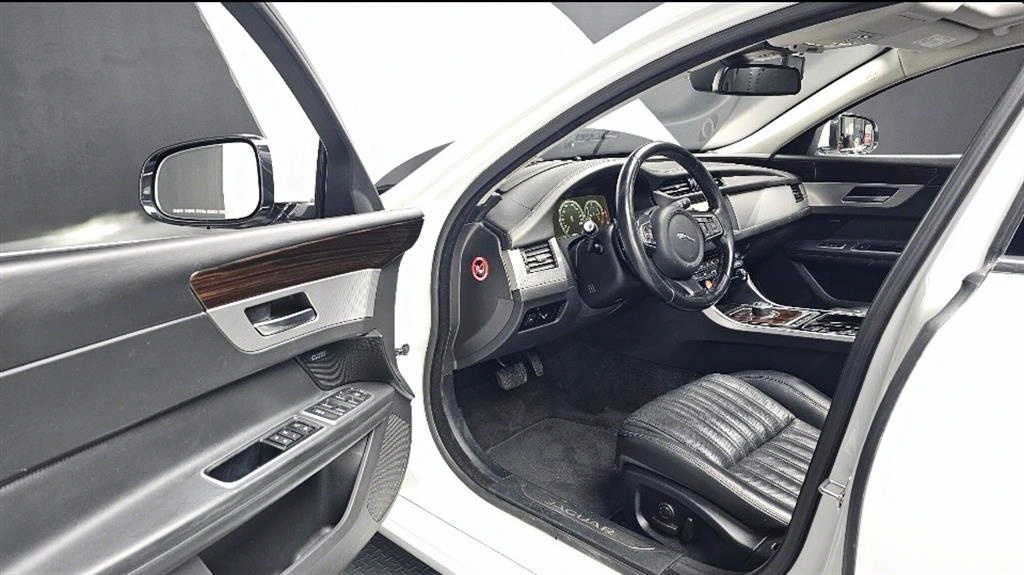 Jaguar XF - Vista 11