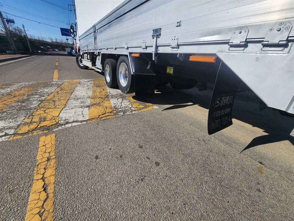 medium and large cargo truck - Vista 11