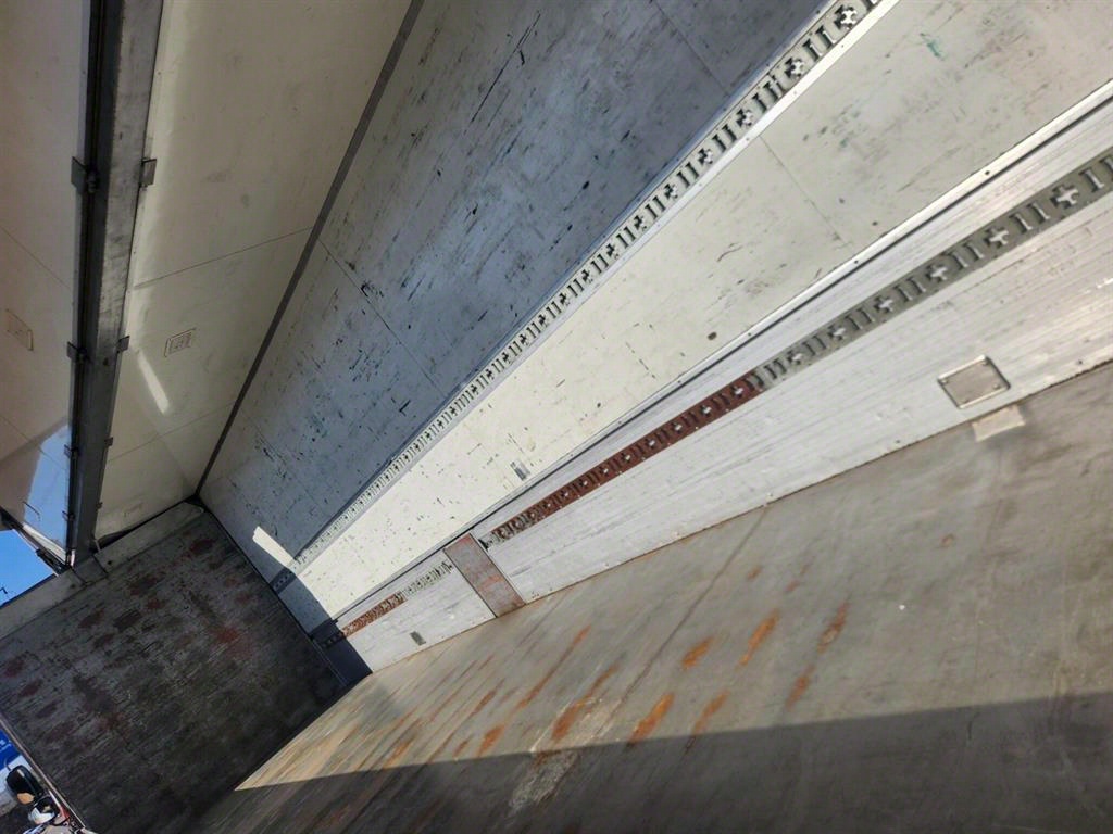 medium and large cargo truck - Vista 9