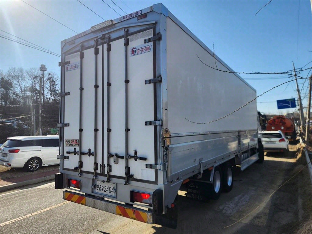 medium and large cargo truck - Vista 7