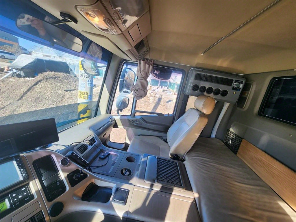 medium and large cargo truck - Vista 12