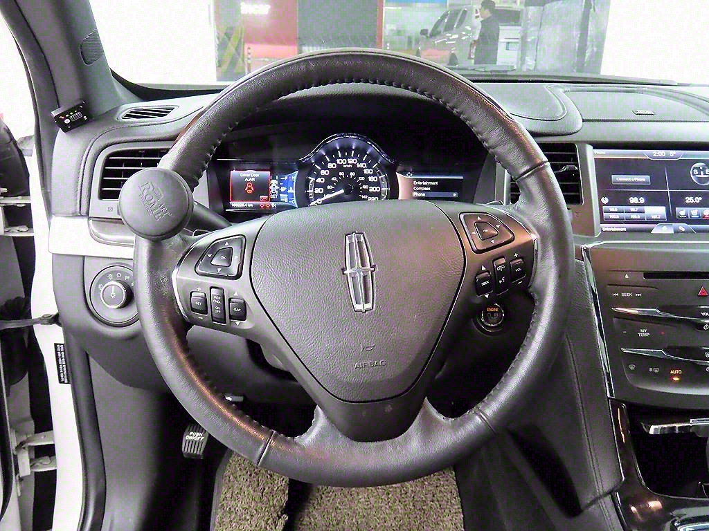 Lincoln MKS - Vista 9
