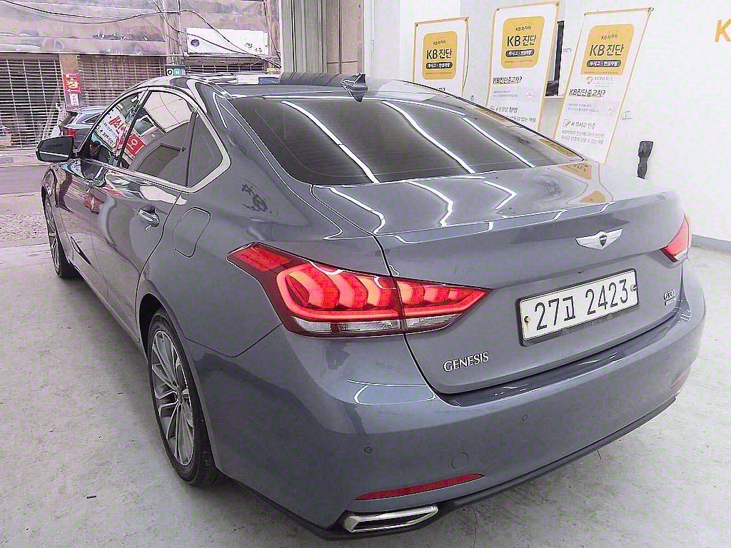 HYUNDAI Genesis - Vista 4