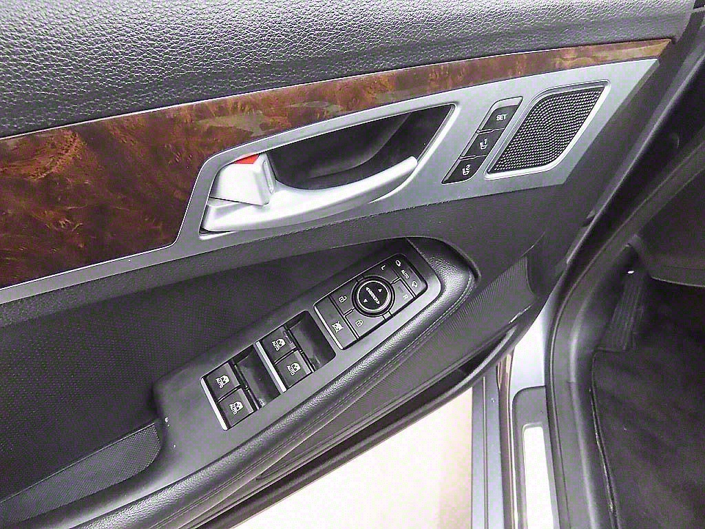 HYUNDAI Genesis - Vista 9