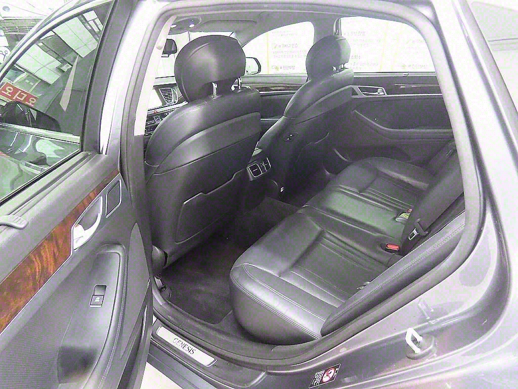 HYUNDAI Genesis - Vista 6