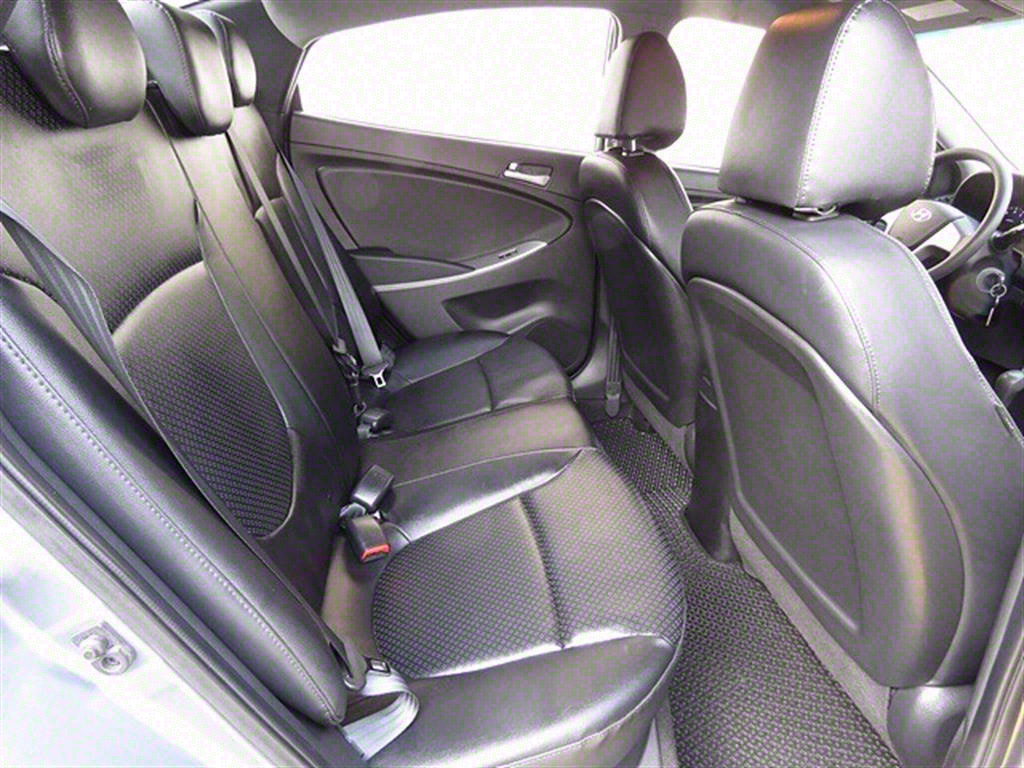 HYUNDAI Accent - Vista 7