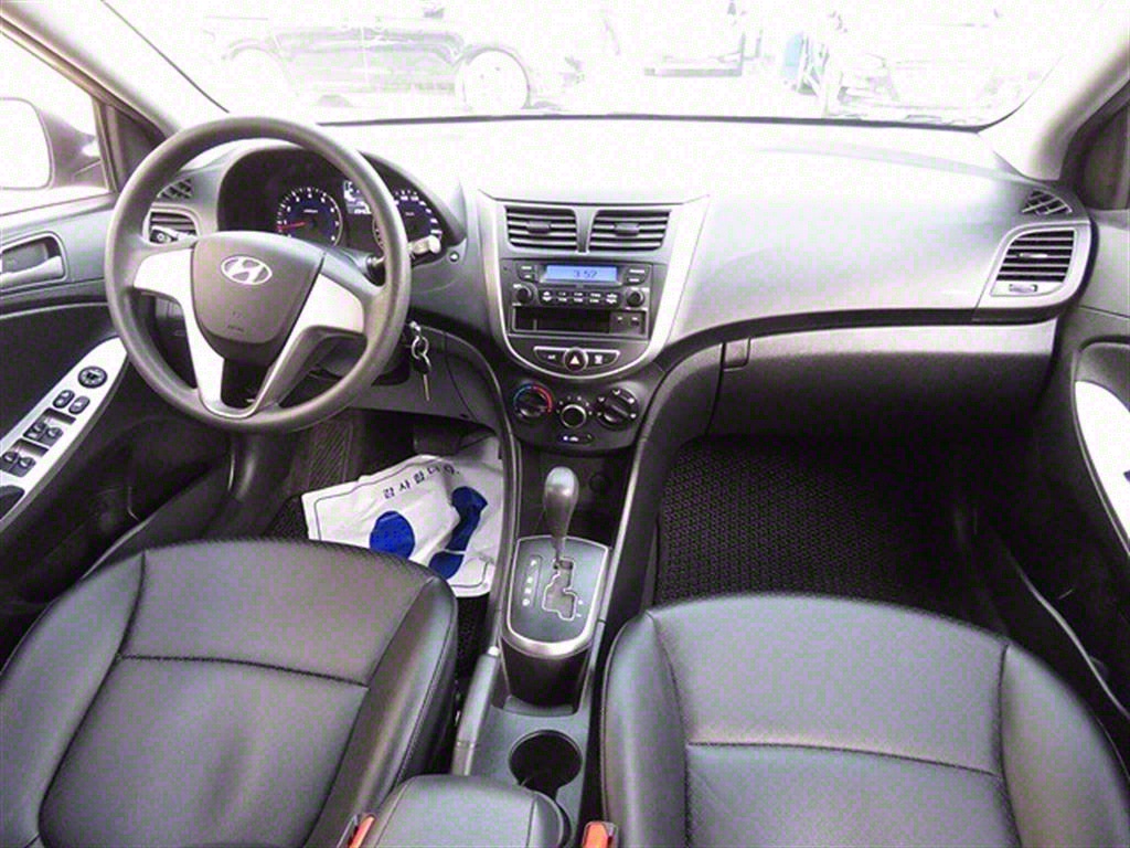 HYUNDAI Accent - Vista 5