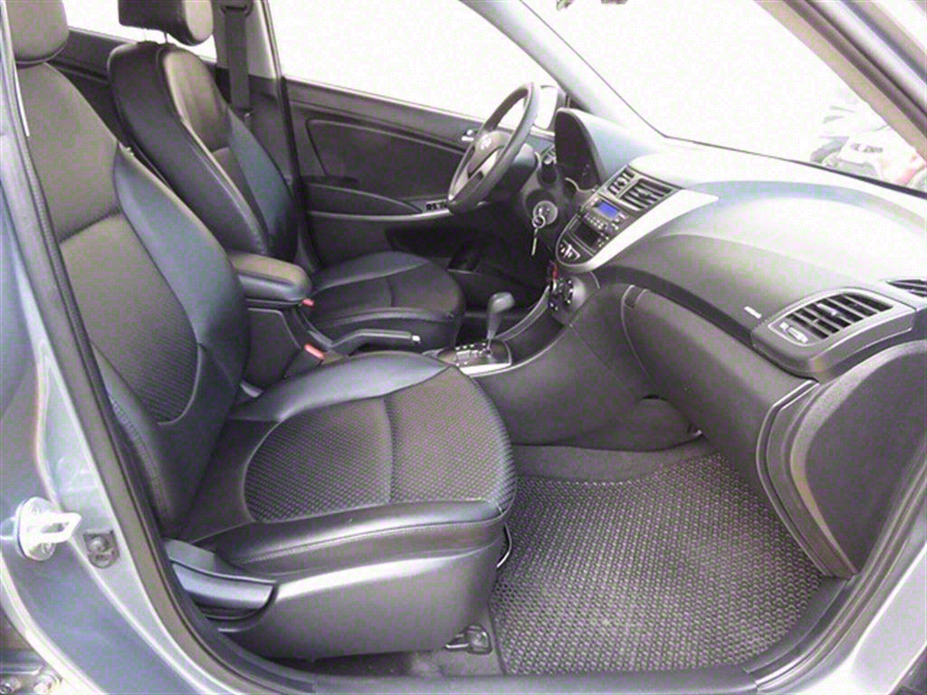 HYUNDAI Accent - Vista 8