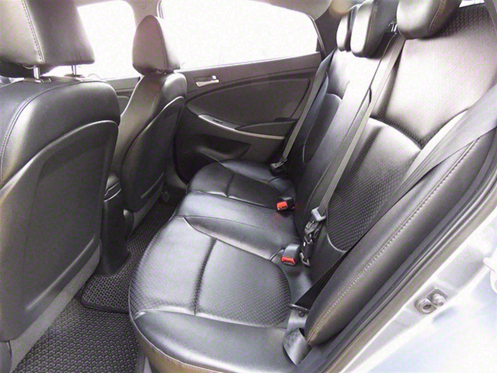 HYUNDAI Accent - Vista 6