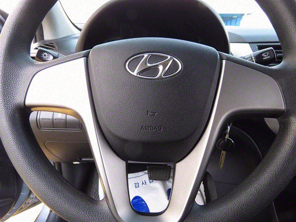 HYUNDAI Accent - Vista 10