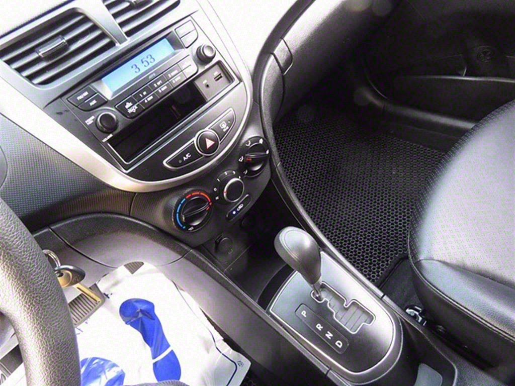 HYUNDAI Accent - Vista 11