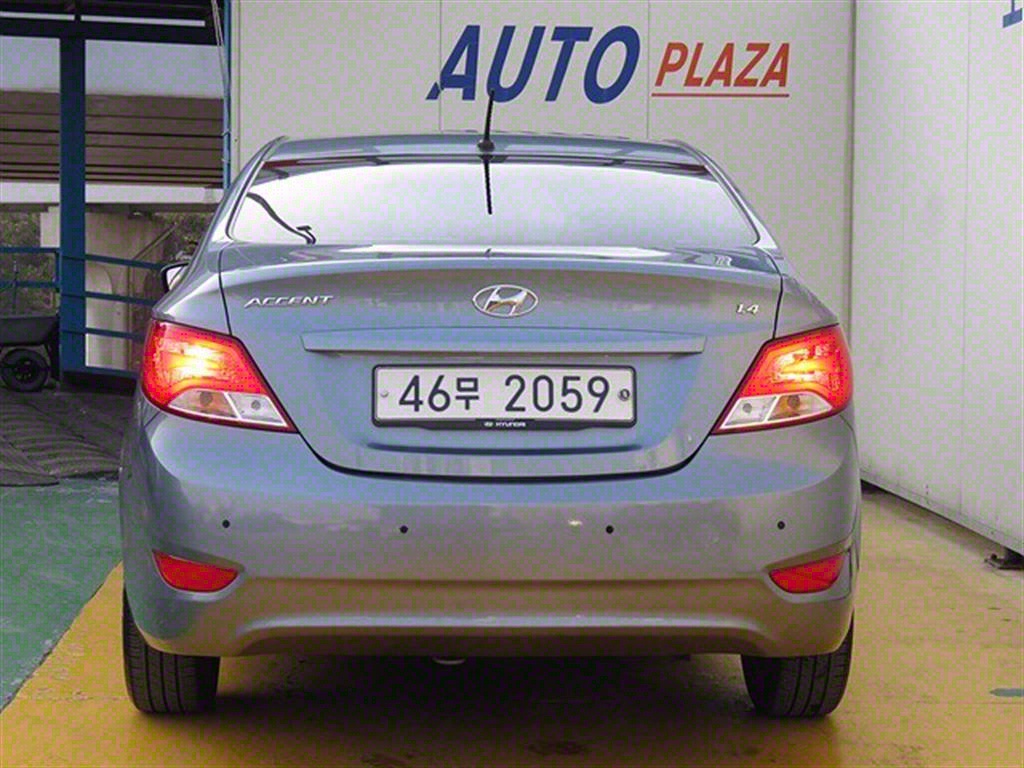 HYUNDAI Accent - Vista 4