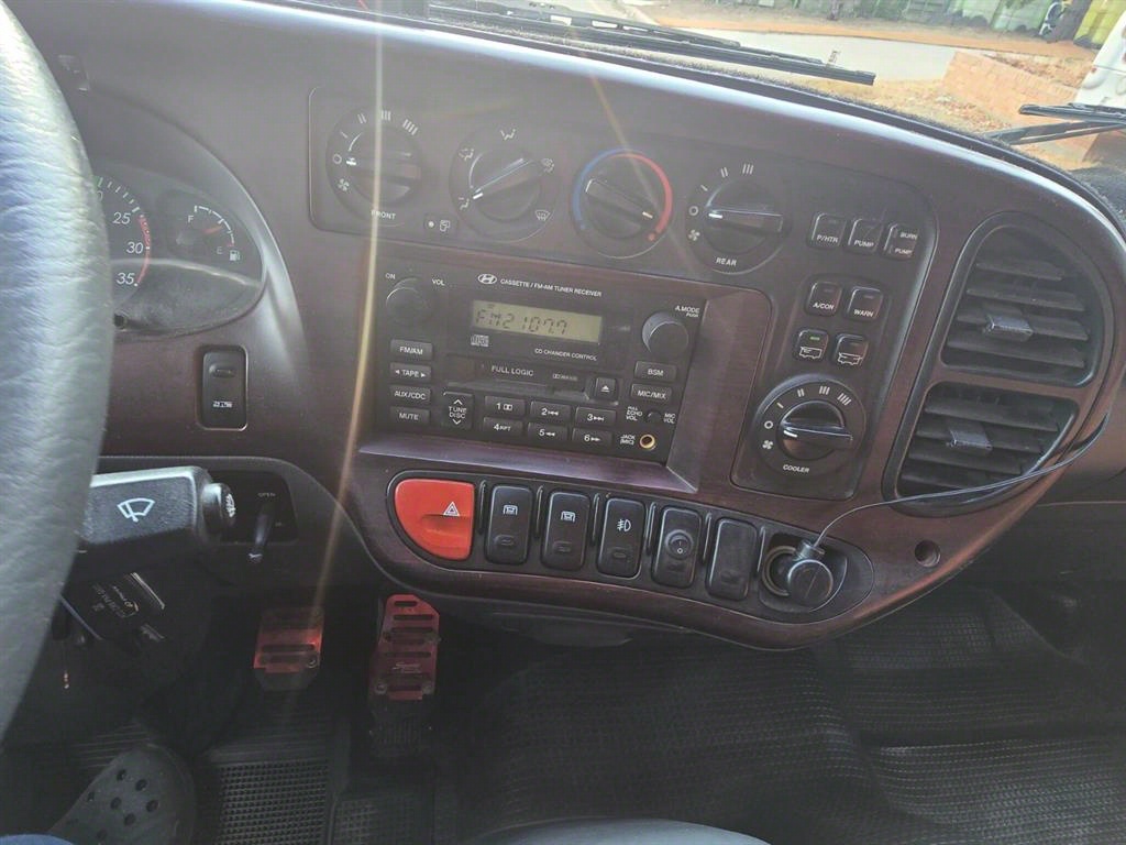 medium and large bus Hyundai bus - Vista 9