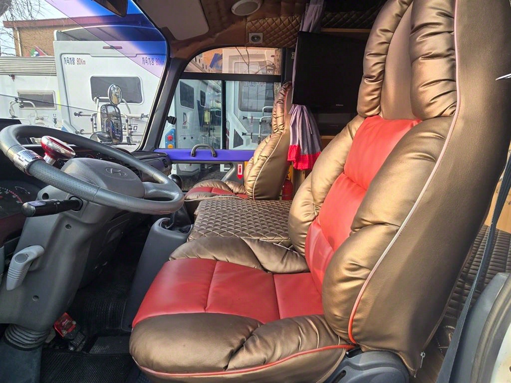 medium and large bus Hyundai bus - Vista 10