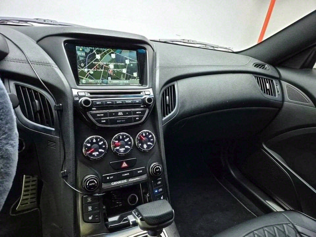 HYUNDAI Genesis - Vista 10