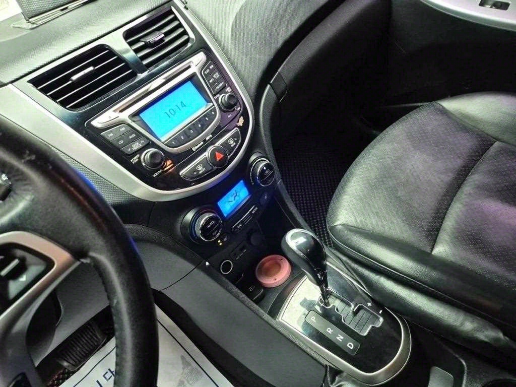 HYUNDAI Accent - Vista 10