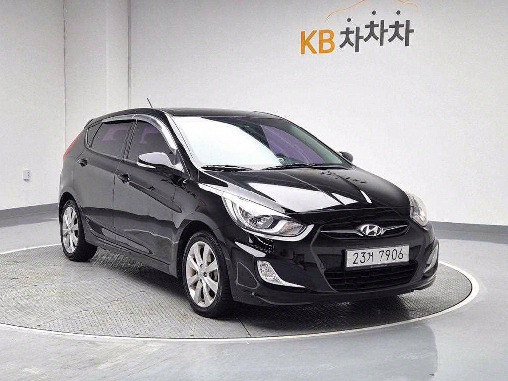 HYUNDAI Accent - Vista 4