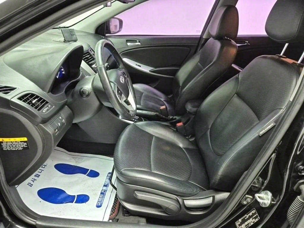 HYUNDAI Accent - Vista 11