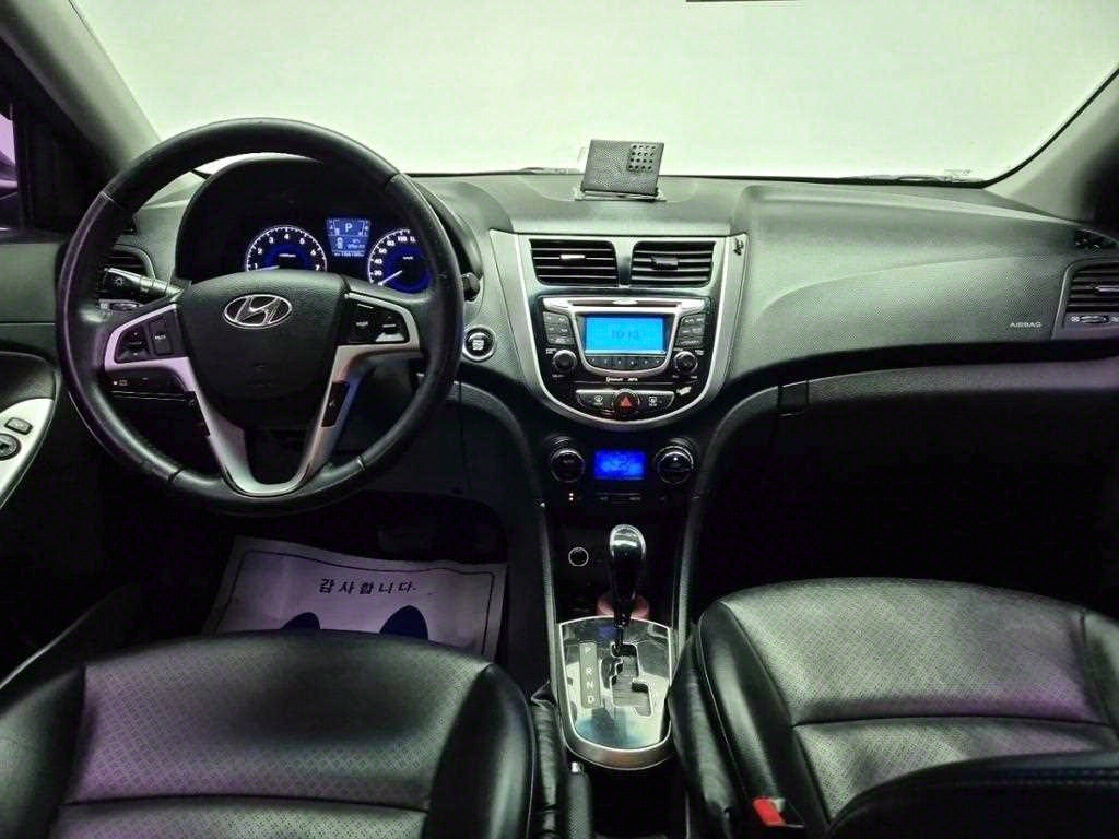 HYUNDAI Accent - Vista 7